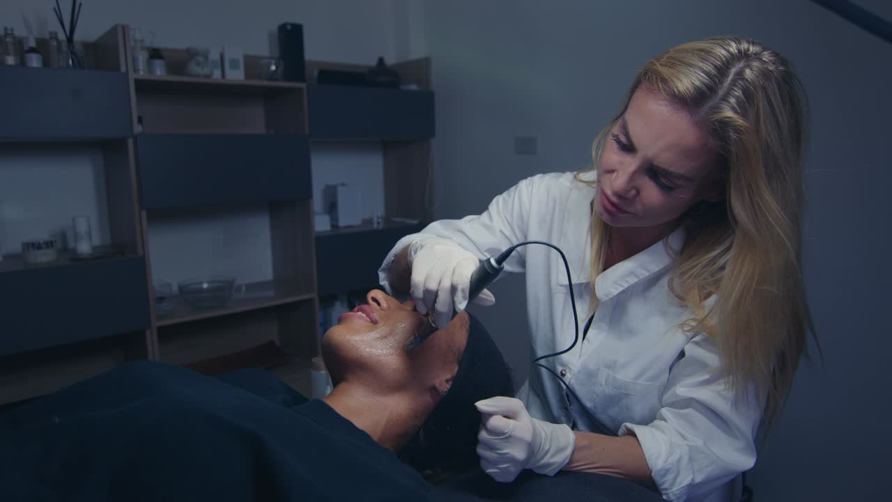 tratamiento facial en un salón de belleza