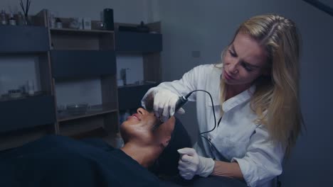 tratamiento facial en un salón de belleza