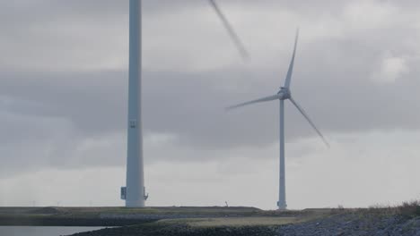 Zeitraffer-Drehender-Windkraftanlagen-Und-Sich-Schnell-Bewegender-Bewölkter-Wolken