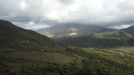 Endlose-Waldlandschaft-Mit-Bergen-In-Spanien,-Luftaufnahme