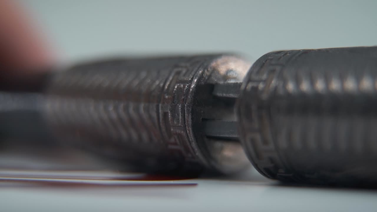 두 개의 고대 칼의 풍경 매크로, 부드러운 닫기, 중국 고대 무기, 역사적인 빈티지 칼날, 오래된 텍스처 스, 전통적인 칼날, 전문 조명, 영화 속도 느린 120fps.