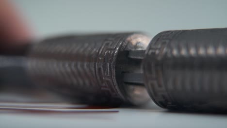 una toma macro escénica de dos cuchillos antiguos cierre suave, arma antigua china, hoja histórica de época, acero de textura antigua, daga tradicional, iluminación profesional, cámara lenta cinematográfica 120 fps