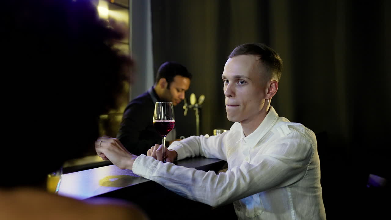 술집에서 얘기하는 남자