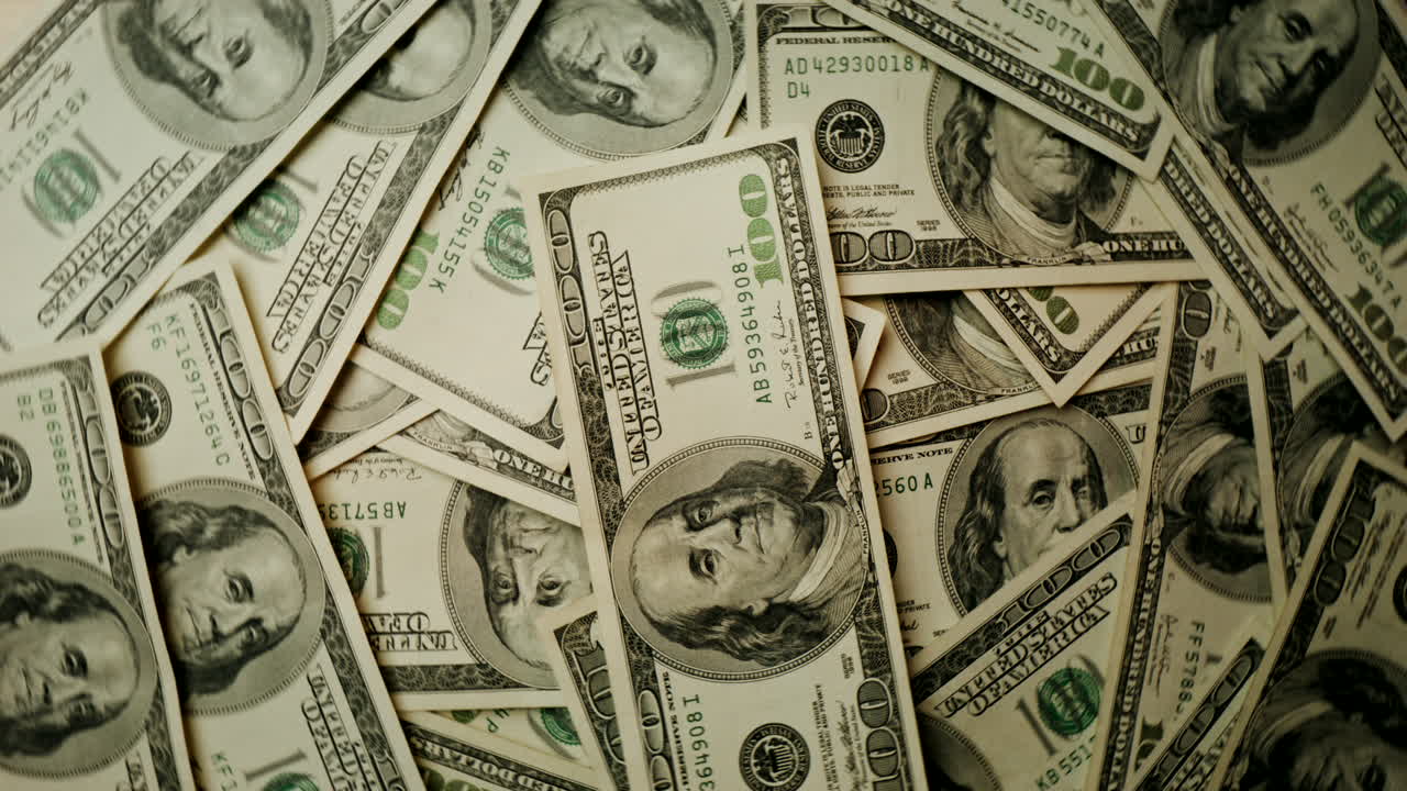 Bunke af amerikanske hundrededollar-sedler