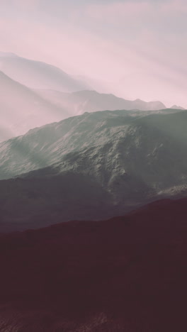 paisaje de montaña con niebla