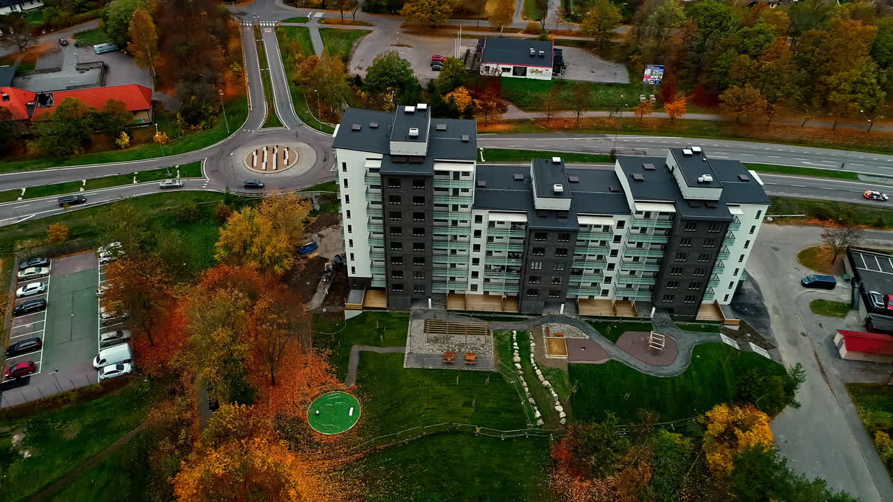Vista aerea di un condominio in una zona periferica vicino a Stoccolma in autunno