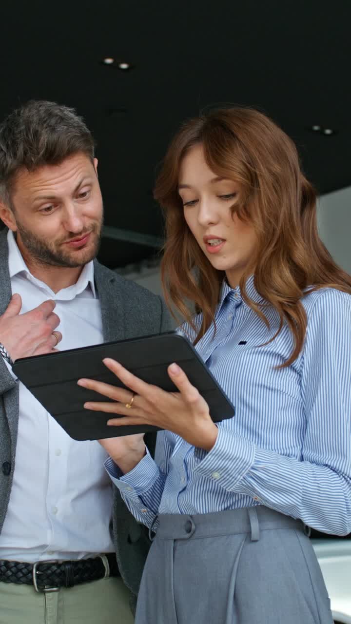 empresarios que colaboran utilizando una tableta