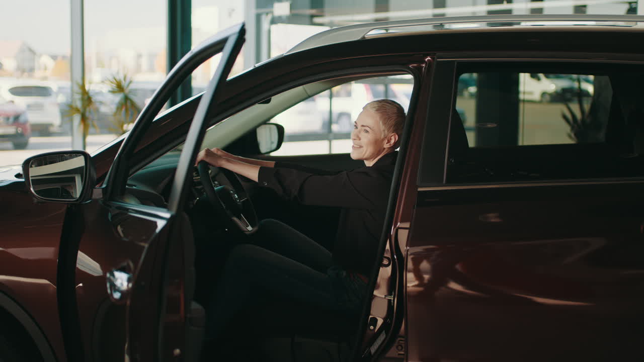 mujer emocionada de conducir un nuevo suv