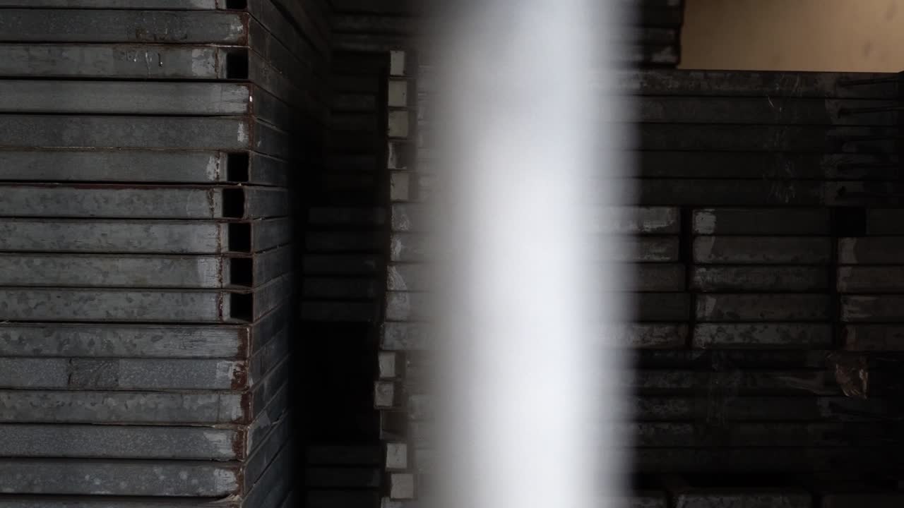 los reciclables metálicos están bien dispuestos. la apariencia es antigua. el camión disparó de derecha a izquierda.