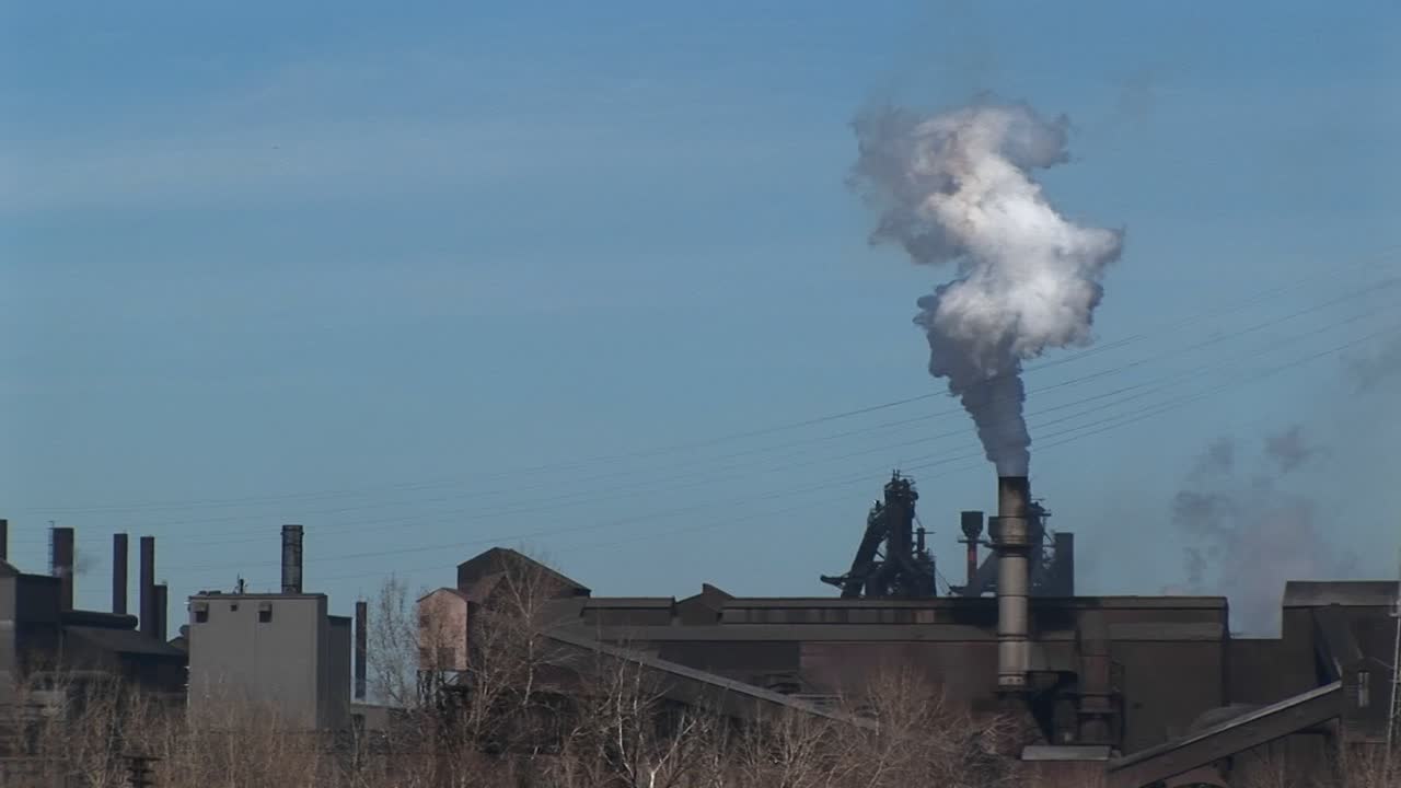 un piccolo impianto industriale emette fumo