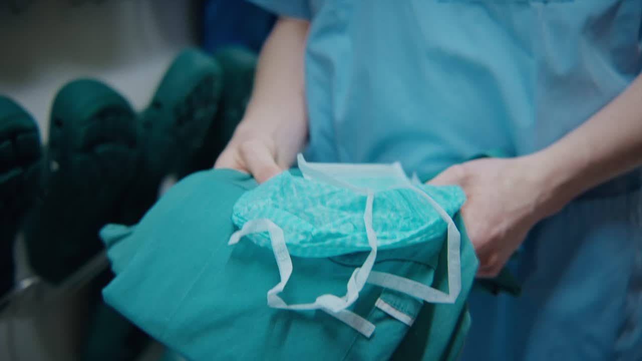 las manos de un joven médico con el uniforme