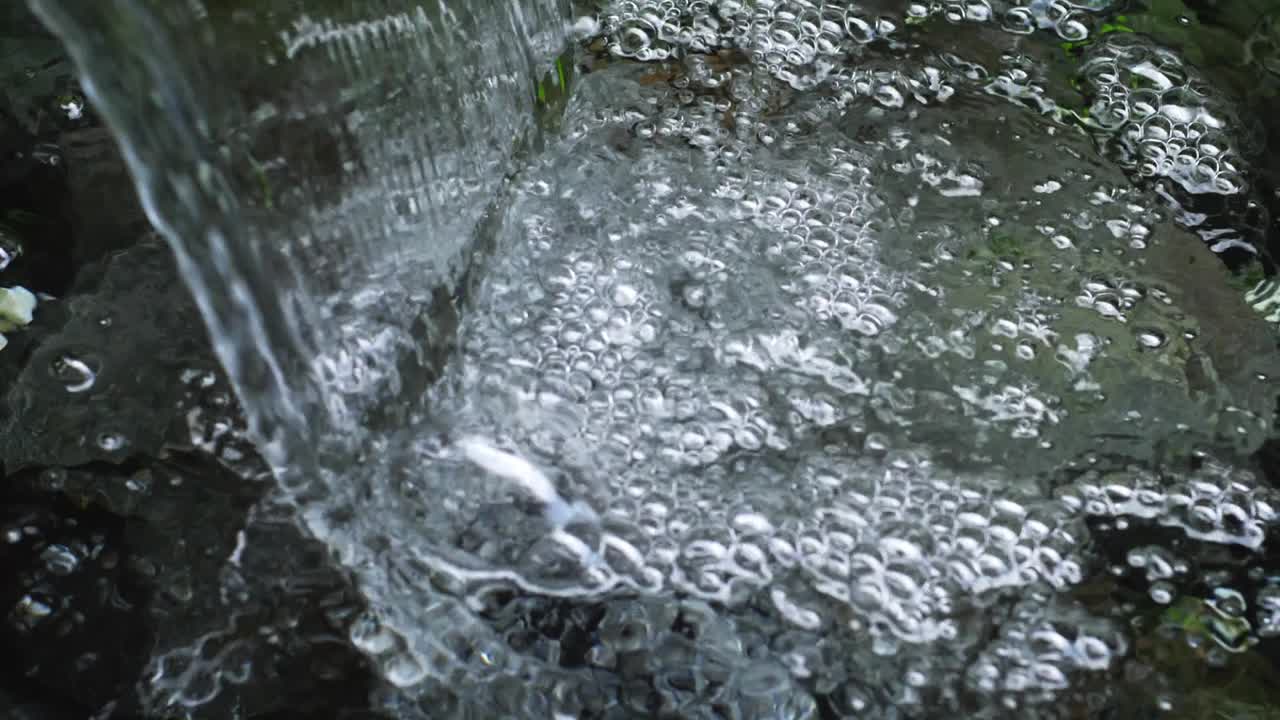 낮은 웅덩이로 흐르는 물