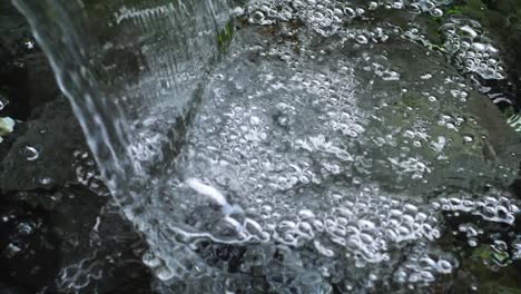 agua que fluye hacia una piscina inferior