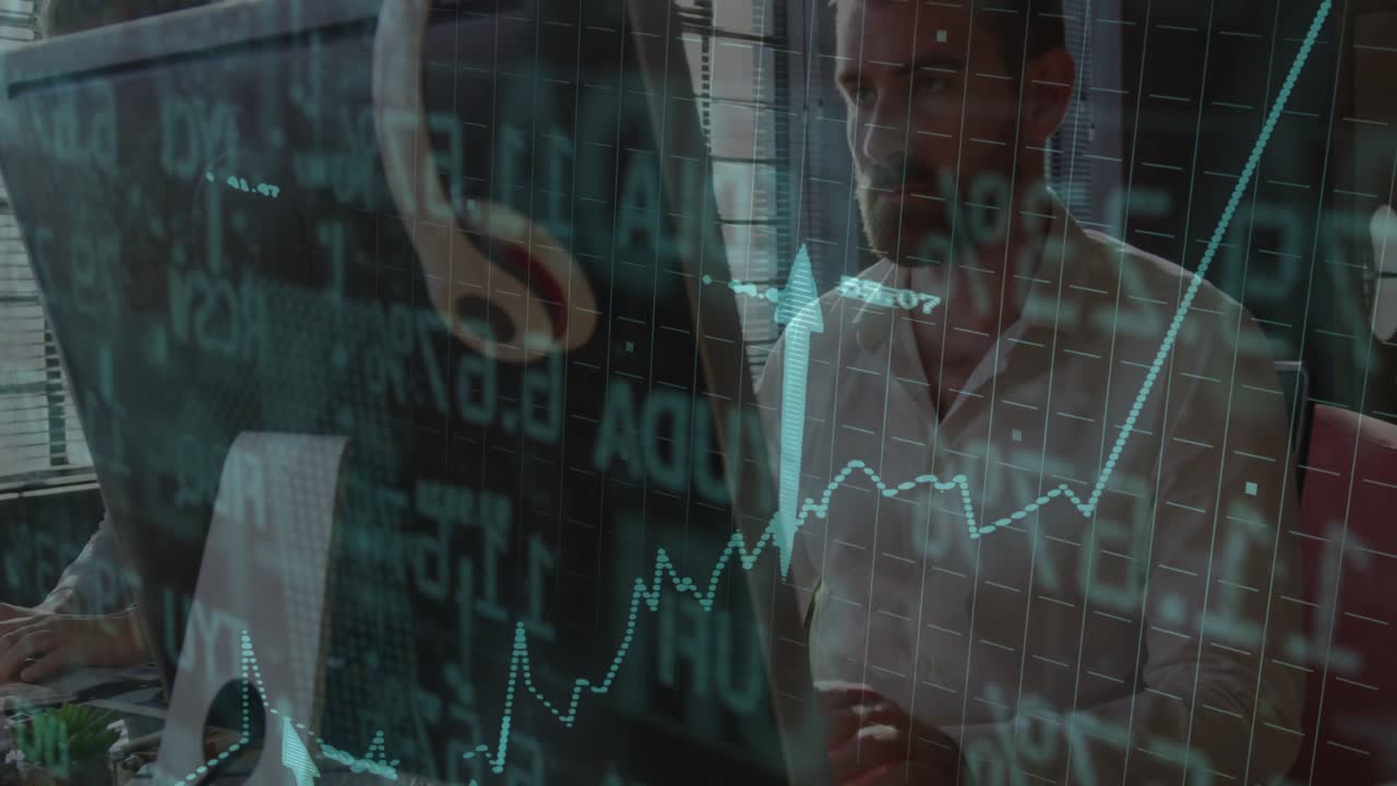 Homem idoso batucando a caneta enquanto uma mulher estuda a tela e um gráfico em sobreposição sobe para análise financeira.