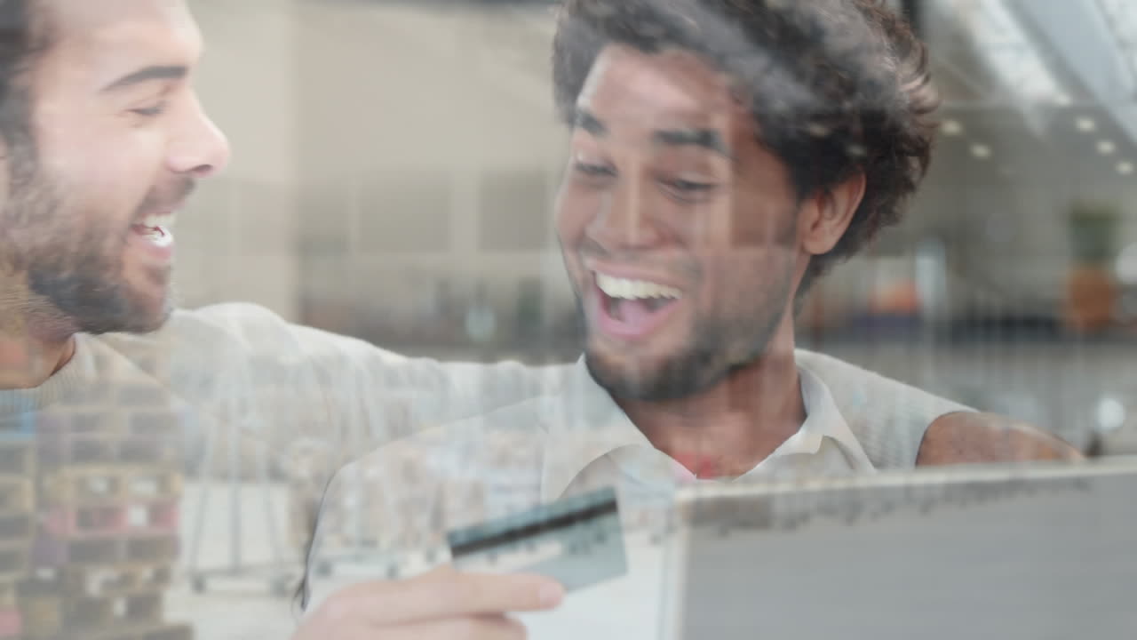 pareja del mismo sexo con tarjeta de crédito usando computadora portátil contra el almacén