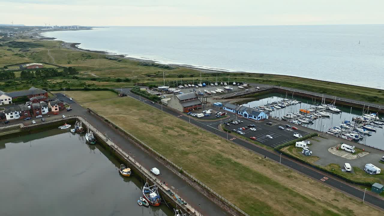 imágenes aéreas del pequeño pueblo pesquero inglés de maryport en allerdale, un distrito de cumbria, inglaterra