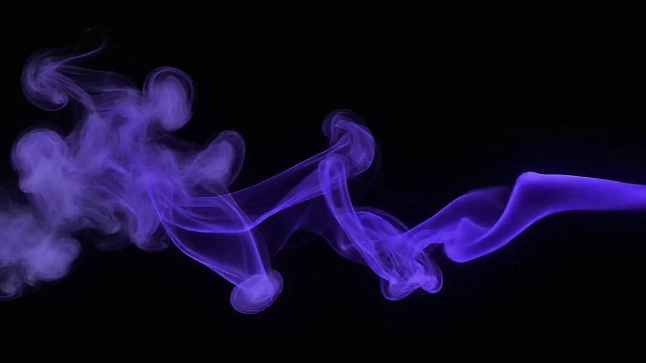 Fumo viola astratto vorticoso su sfondo nero