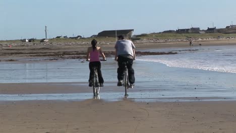 una pareja en la playa.