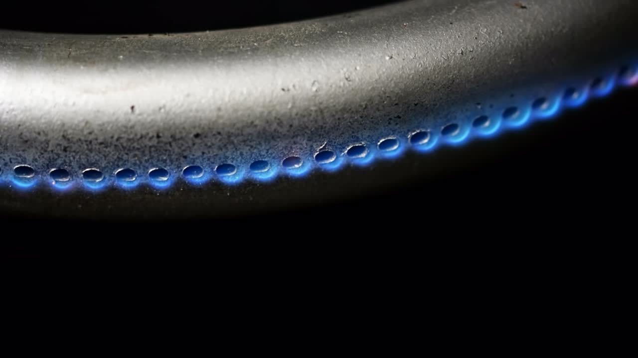 오븐에서 가스 버너를 불태우는 - 천천히 사라지는 불꽃과 함께 검은 바탕에 클로즈업 4k 매크로 raw 비디오