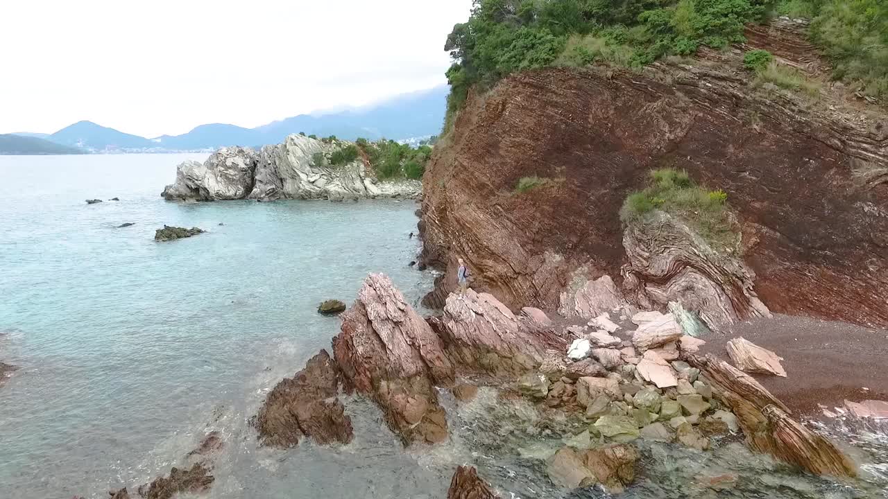 해안의 은 바위 형식과 사람