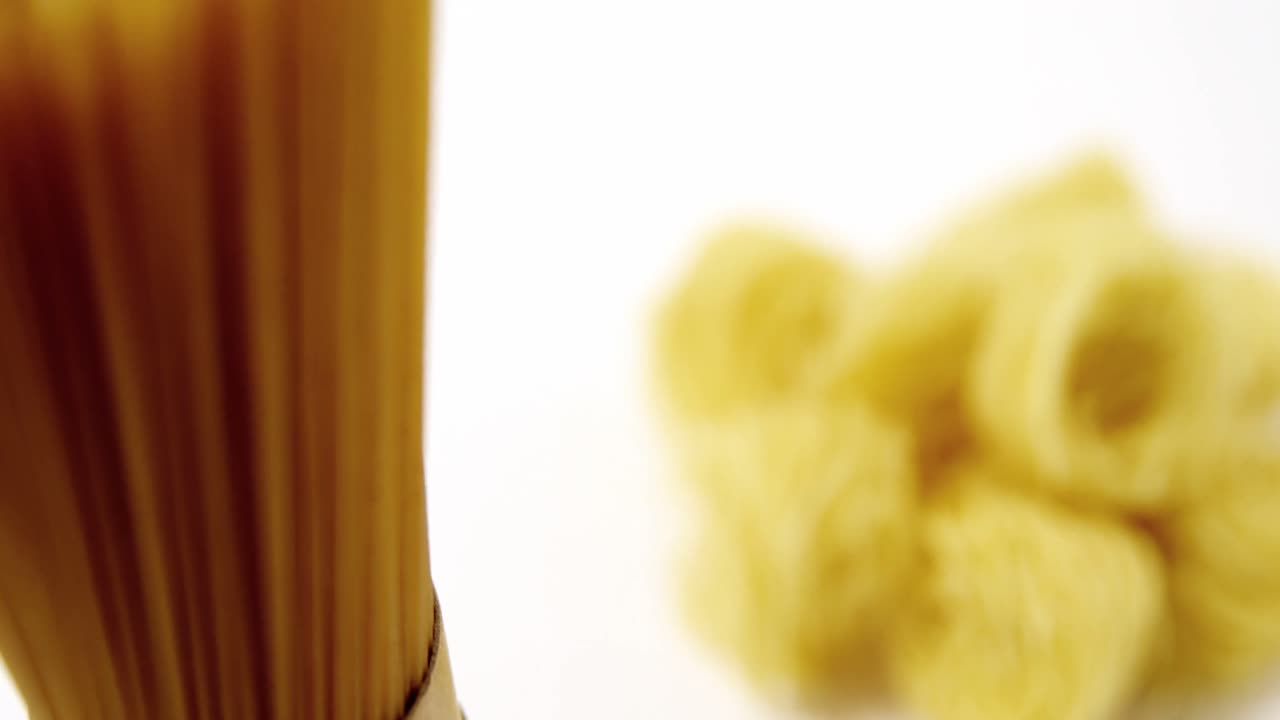 바탕에 수직으로 놓인 원시 타길로니 파스타와 스파게티의 어리