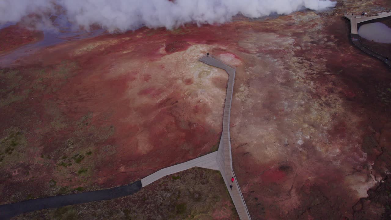 turistas que visitan el geoparque gunnuhver cerca de reikiavik, islandia