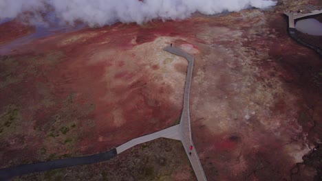 Turistas-Que-Visitan-El-Geoparque-Gunnuhver-Cerca-De-Reikiavik,-Islandia