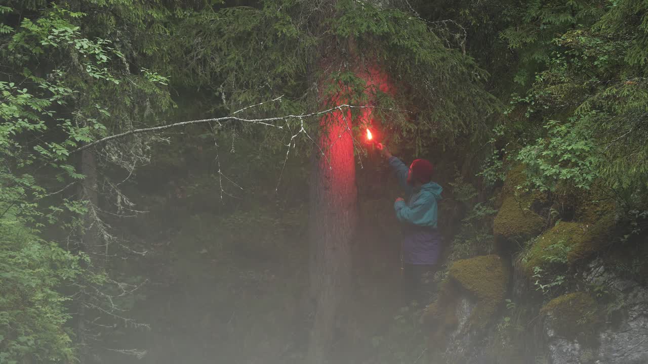 안개 숲에서 은 불꽃을 가진 사람