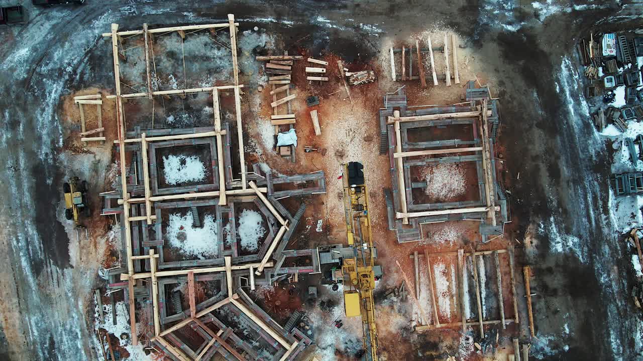 construcción del país de las maravillas del invierno: una mirada a la construcción de una casa de troncos en columbia británica, canadá