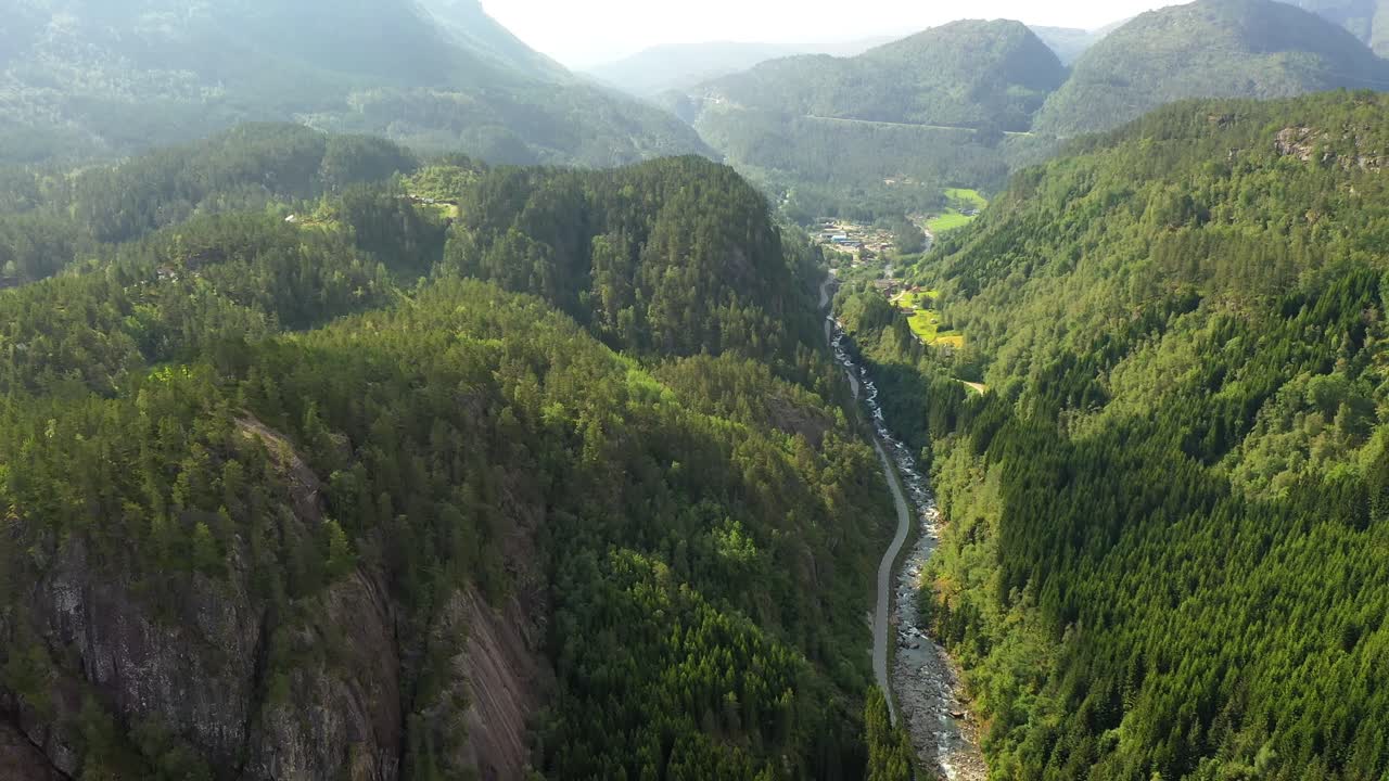 la carretera entre las montañas de noruega se encuentra cerca de skare y zoda en la región de hordaland, noruega.