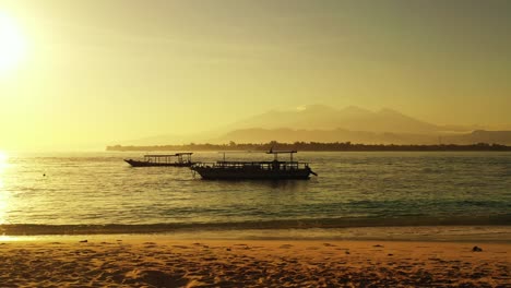 Fischerboote-Im-Ruhigen-Meer-Am-Fantastischen-Frühen-Morgen