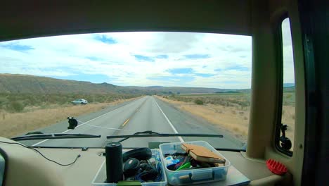 pov del pasajero mientras viaja en una clase a rv que conduce a lo largo de los acantilados y el río okanogan en las tierras altas de okanogan del estado central norte de washington