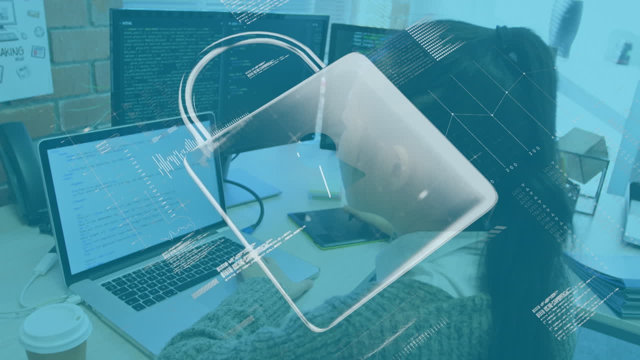 animación del candado de seguridad en línea y procesamiento de datos sobre una mujer de negocios que usa una computadora portátil