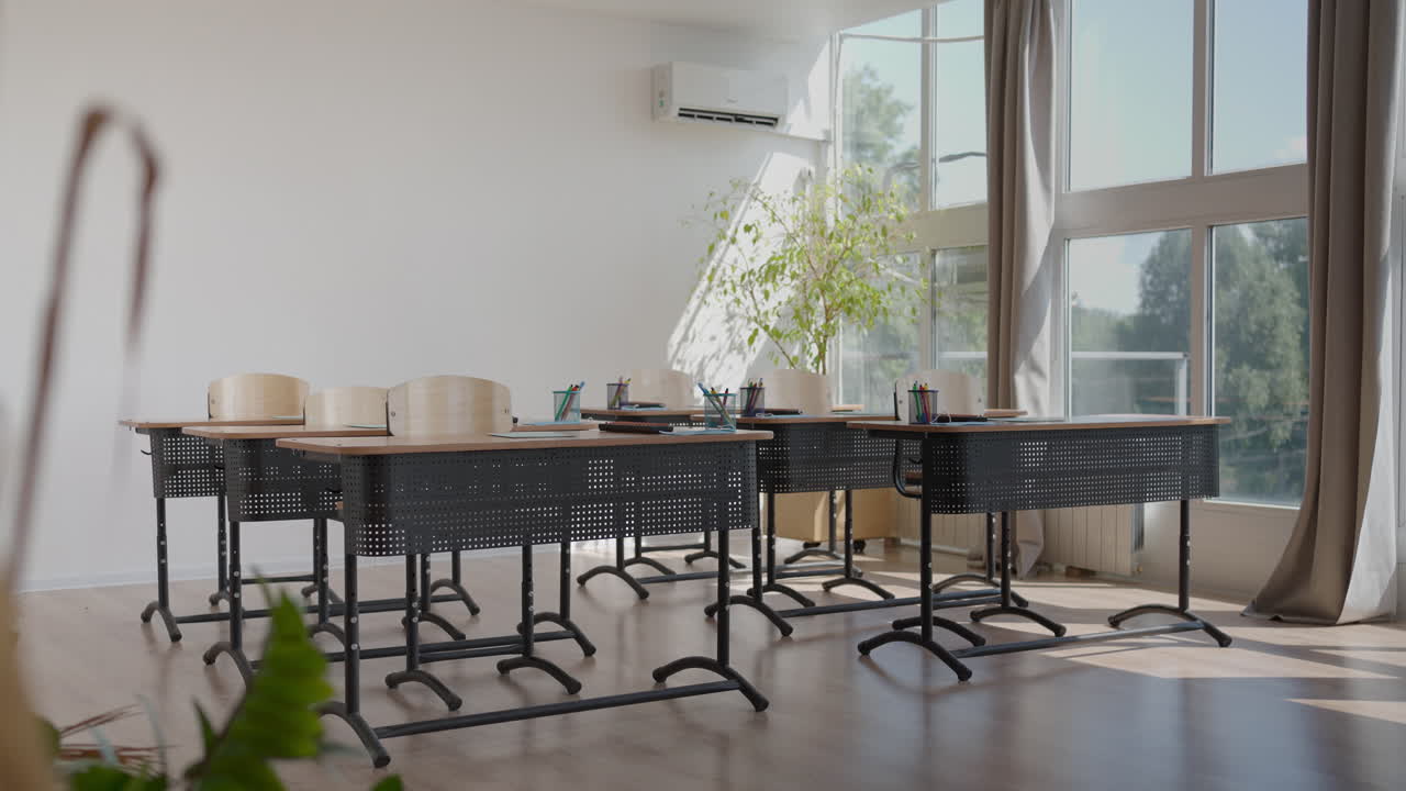 una oficina escolar durante una pandemia con máscaras y distancia social. la escuela se está preparando para trabajar en el modo de una pandemia y epidemia de coronavirus. el interior del aula de la escuela