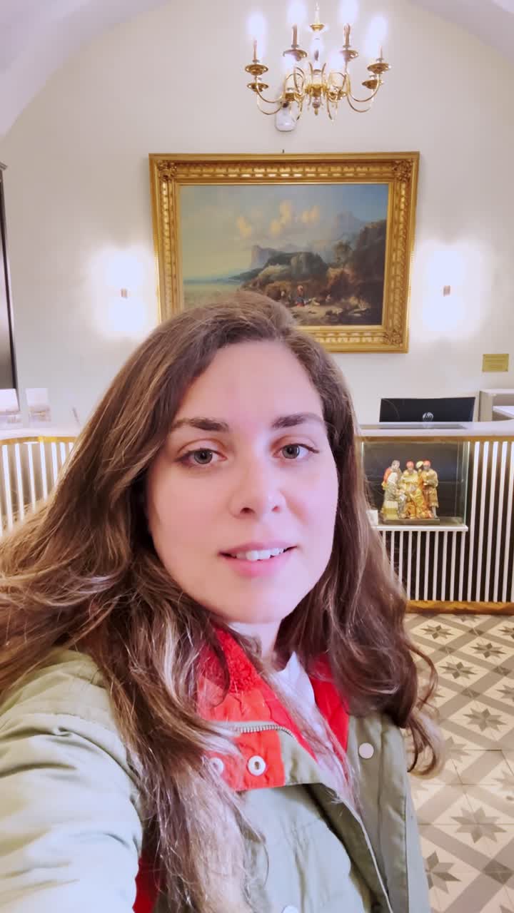 Giovane donna che parla e filma nella hall di un hotel elegante