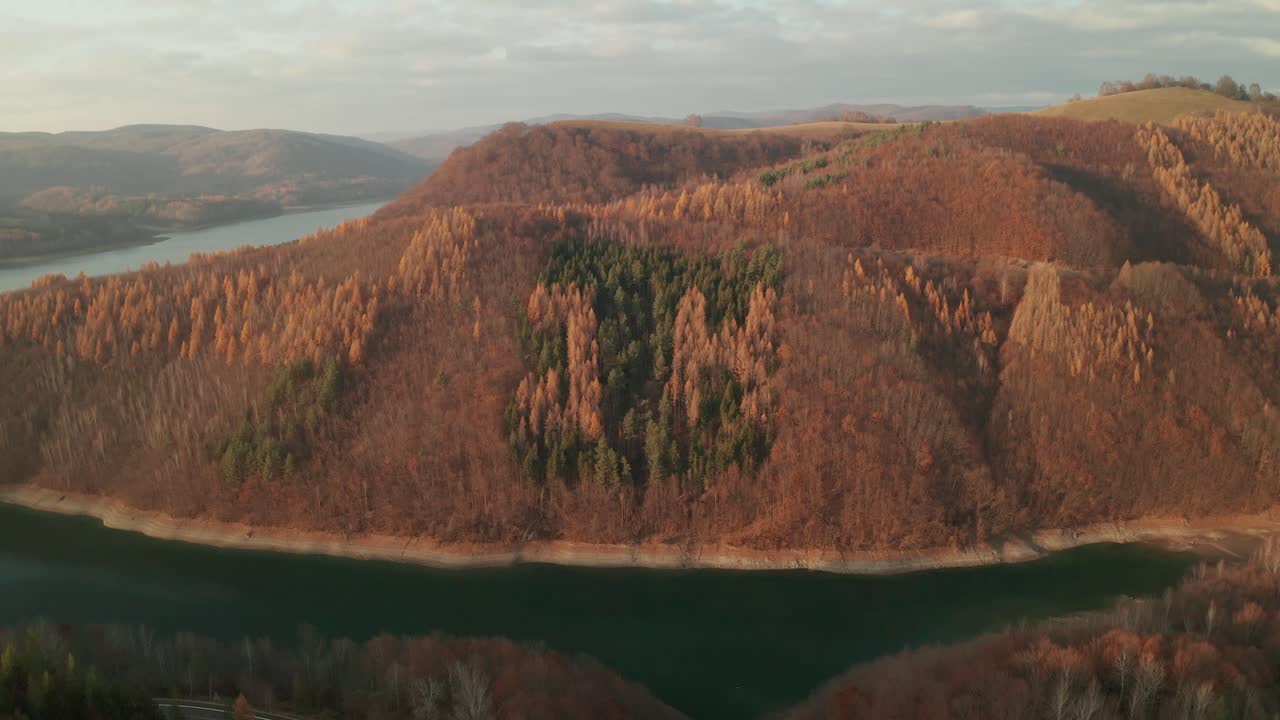 drone aéreo zoom en toma de dos letras formadas por árboles a finales de otoño