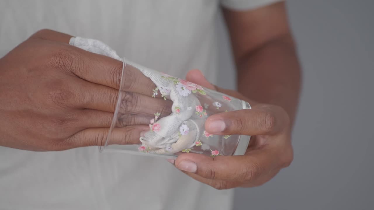 Cleaning glass with floral pattern