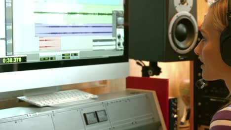 estudiante mezclando música en el estudio