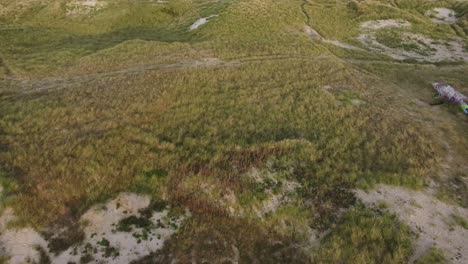 batería costera de klitmöller, un búnker de playa en dinamarca - avión no tripulado volando hacia adelante