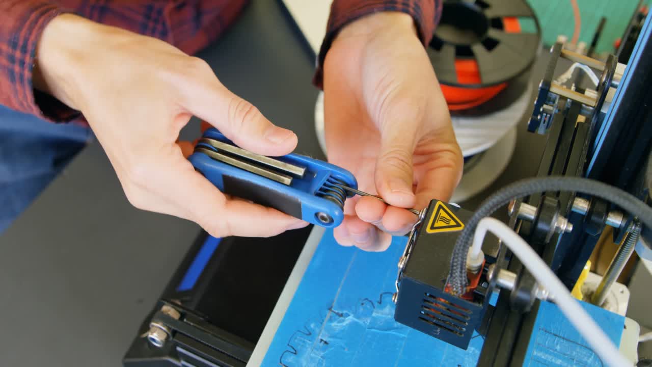 mecánico usando la máquina de matriz en la mesa 4k