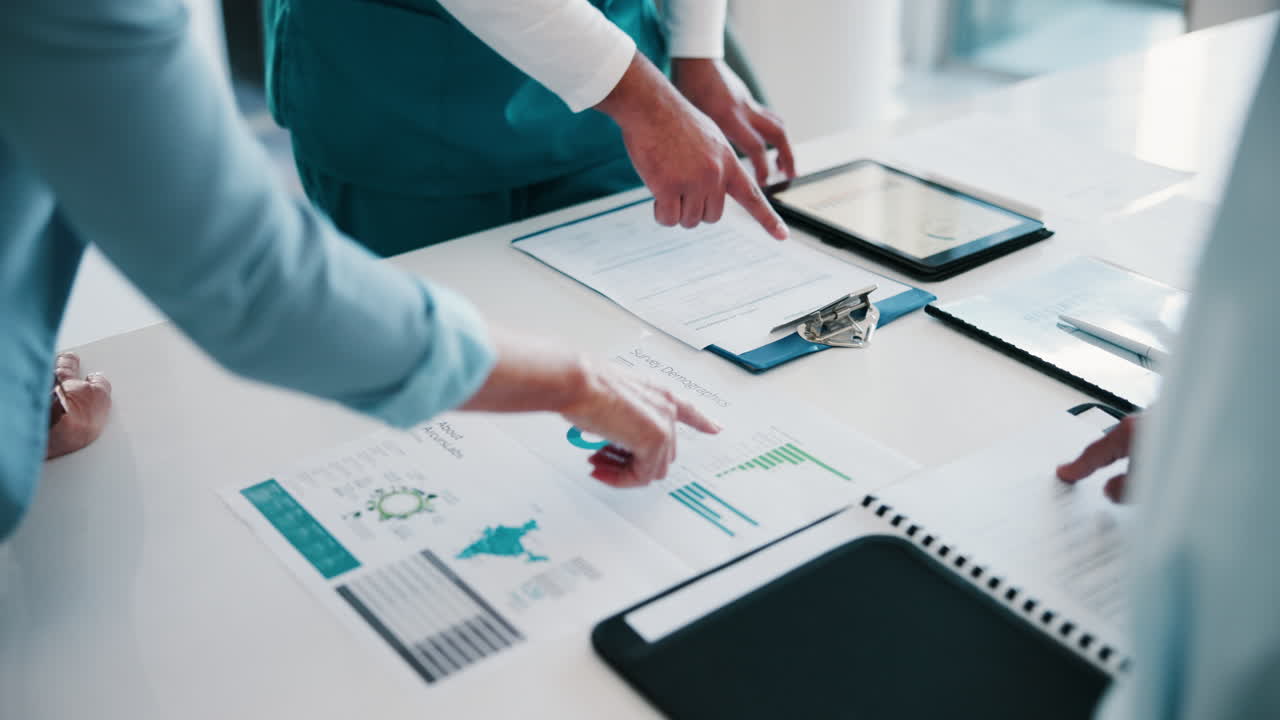 profesionales de la salud revisando datos y gráficos durante una reunión