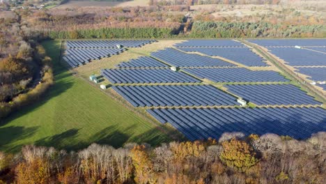 Paneles-Solares-En-Una-Gran-Granja-Solar-En-El-Reino-Unido