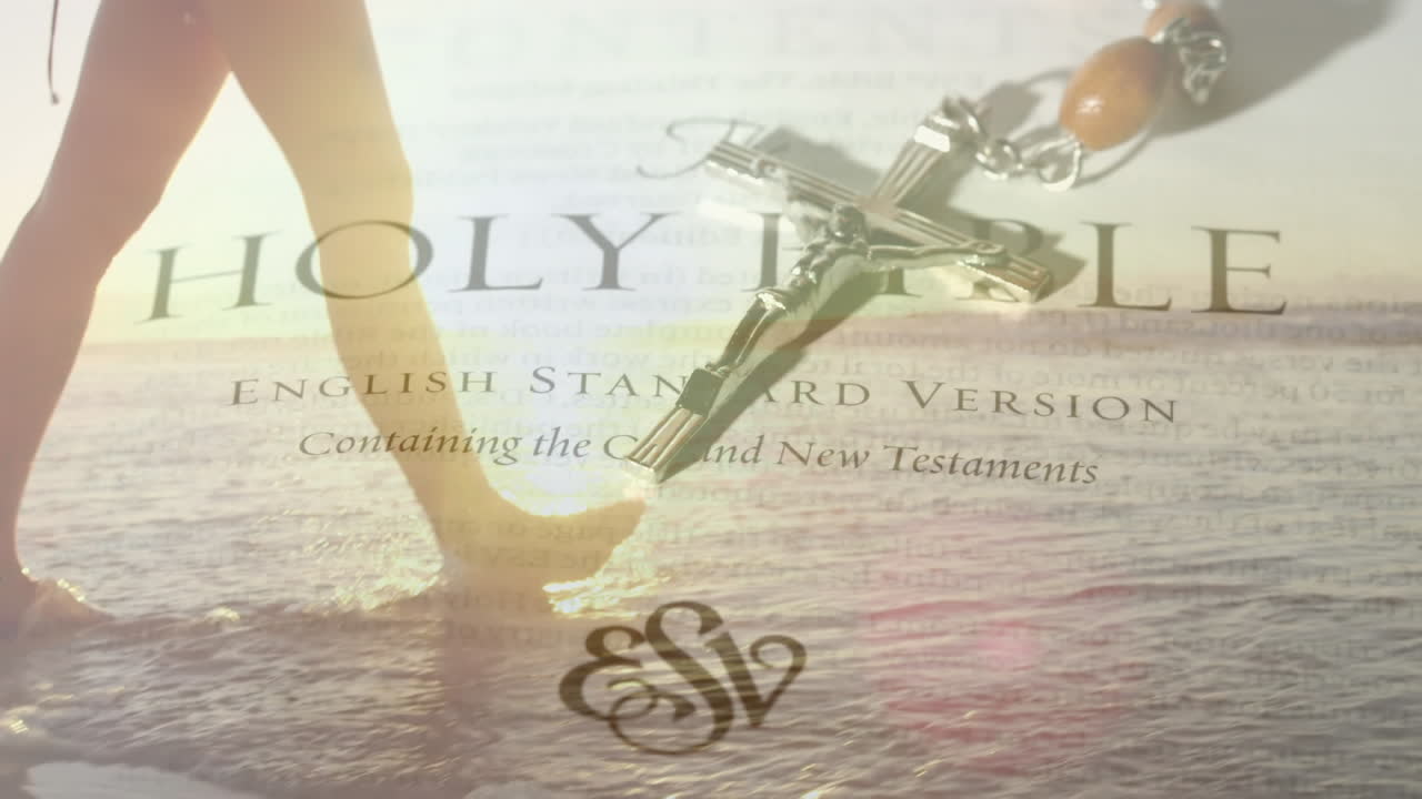 해안에서  ⁇ 고 있는 여성