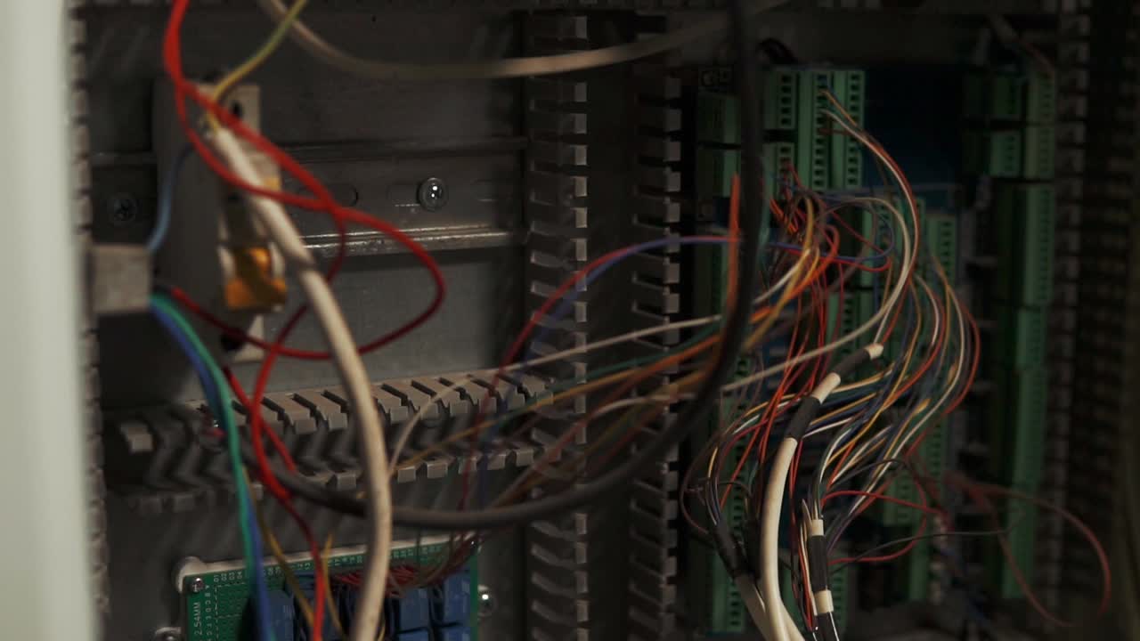 en el interior de un panel de control eléctrico