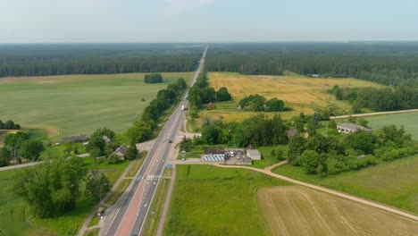 Autos-Auf-Einer-Asphaltstraße-Mit-Einer-Wunderschönen-Landschaft