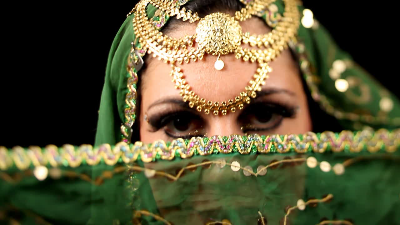 전통 의상을 입은 댄서 23