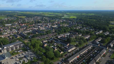 Drohnenaufnahme-Eines-Wohngebiets-Des-Niederländischen-Dorfes-Maarheeze-In-Brabant