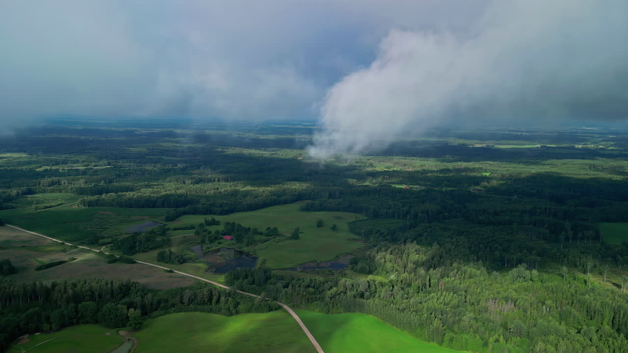 공중 도리 에서 농경지 에 그림자 를 던지는 희미 한 구름 들
