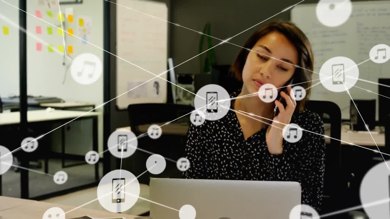 animación de conexiones y procesamiento de datos sobre mujer de negocios biracial.