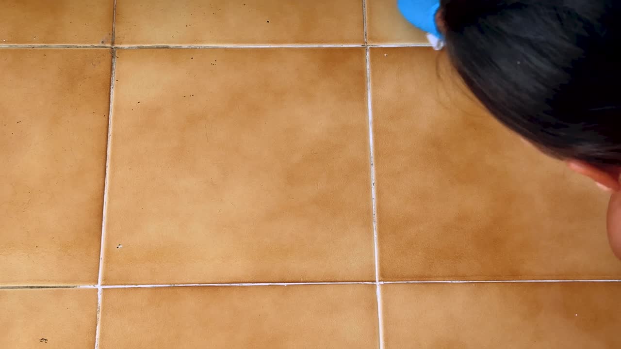 Cleaning Grout Between Tiles
